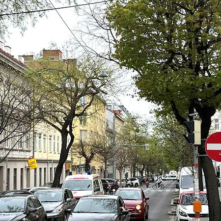 Traumhafte Wohnung Fuer 3, Grosszuegig, Walk In Dusche Wina Bagian luar foto