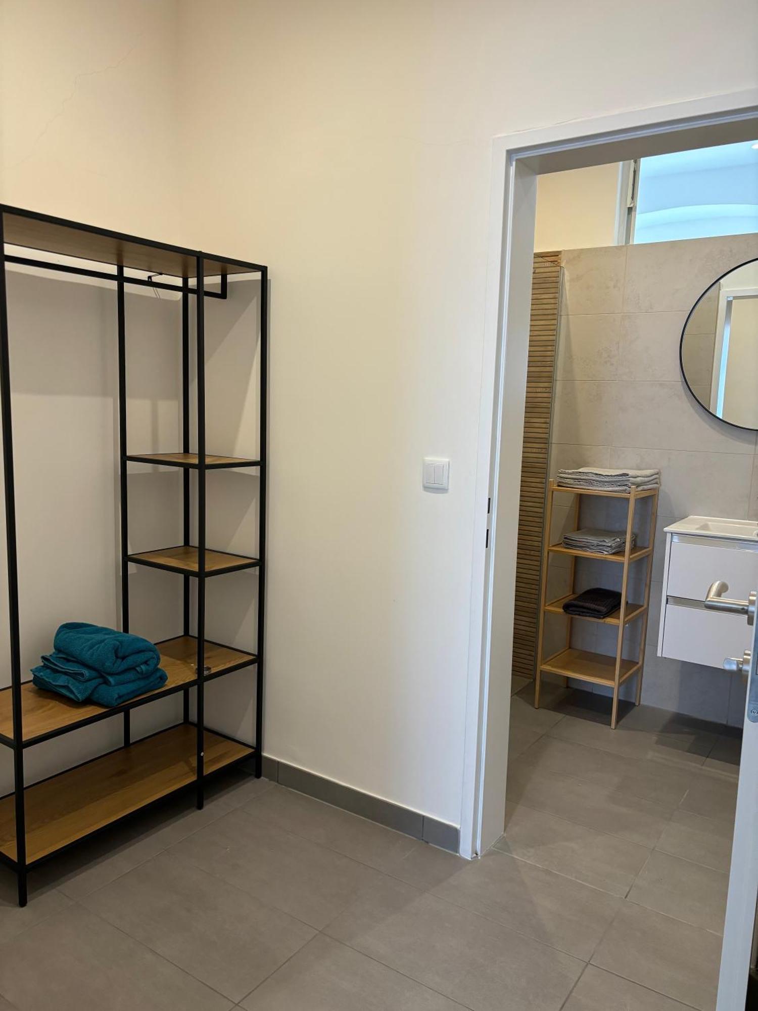 Traumhafte Wohnung Fuer 3, Grosszuegig, Walk In Dusche Wina Bagian luar foto