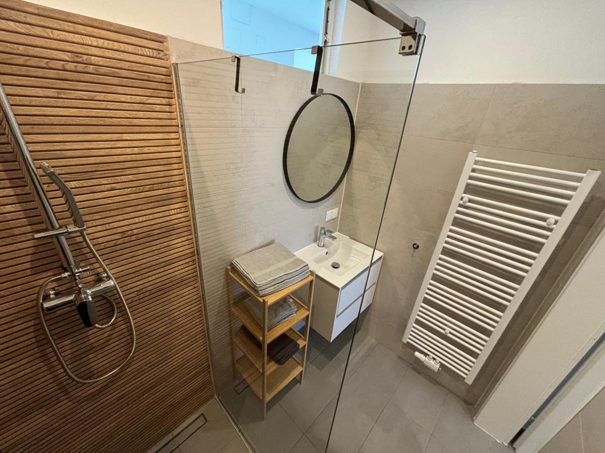 Traumhafte Wohnung Fuer 3, Grosszuegig, Walk In Dusche Wina Bagian luar foto